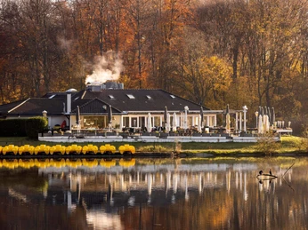 Decksteiner Pond Ein herbstlich gefärbter Wald umrahmt ein charmantes Gebäude am Decksteiner Weiher, dessen Wasser die Umgebung spiegelt.An autumn-coloured forest frames a charming building on the Decksteiner Weiher pond, whose water reflects the surroundings.