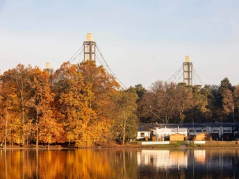 Adenauer Weiher Am Adenauer Weiher in Köln spiegeln sich herbstliche Bäume im ruhigen Wasser.At the Adenauer Weiher pond in Cologne, autumnal trees are reflected in the calm water.