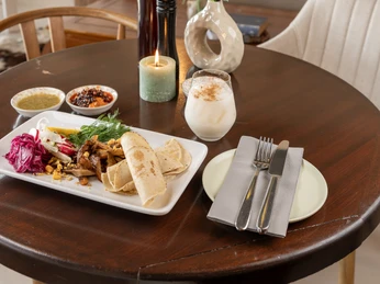 Essen im Café Klapprad.jpg