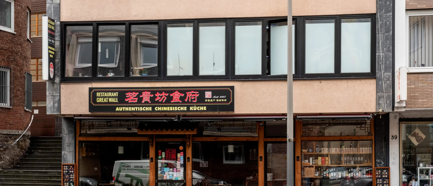 Außenansicht auf das Restaurant. Über dem Eingang ein Schild mit der Aufschrift des Restaurants.