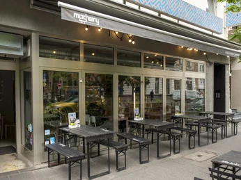 Mashery Hummus Kitchen Einladender Blick auf die Mashery Hummus Kitchen in Köln mit stilvoller Außengastronomie.Inviting view of Mashery Hummus Kitchen in Cologne with stylish outdoor dining.