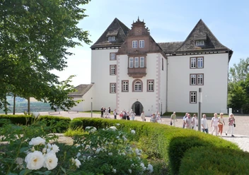 FÜRSTENBERG_SCHLOSS_6.jpg Schloss Fürstenberg Vorderfront mit Eingang