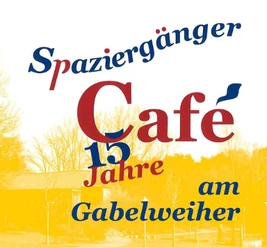 Spaziergängercafe.jpg Plakat mit der Aufschrift "Spaziergänger Café 15 Jahre am Gabelweiher" in bunten Buchstaben.