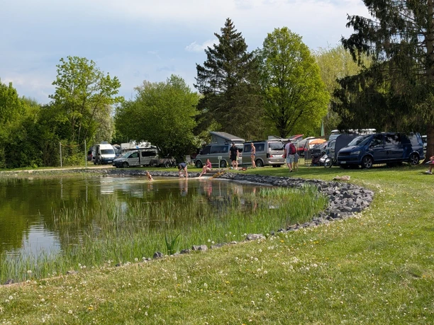 Campingplatz Badesee mit Campern