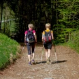 bad-driburg-nordic-walking-sports-3340697_pixabay.jpg Paar mit Wanderstöcken auf dem Fitness-Parcours.