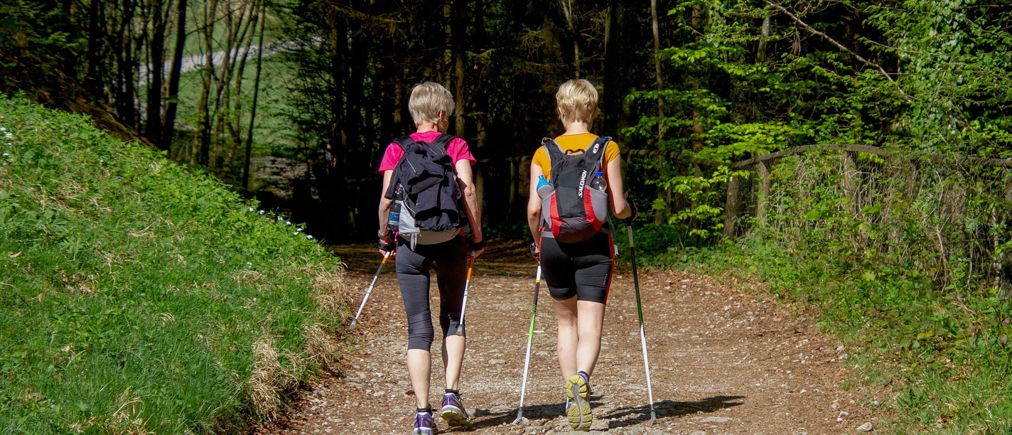 bad-driburg-nordic-walking-sports-3340697_pixabay.jpg Paar mit Wanderstöcken auf dem Fitness-Parcours.
