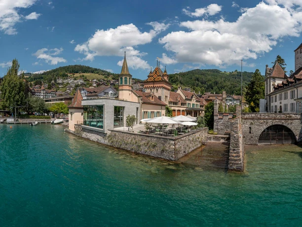 restaurant-schloss-oberhofen-drohnenbild-thunersee-aussenansicht.jpg