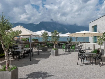 restaurant-schloss-oberhofen-terrasse-ausblick-thunersee.jpg