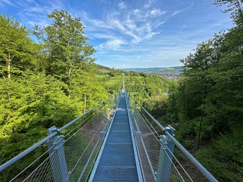 Hängebrücke Blick nach Rotenburg_Highwalk Rotenburg_@Erlebnisregion Mittleres Fuldatal