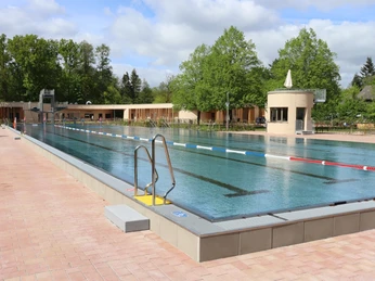 Schwimmerbecken und Aussichtsturm.jpg