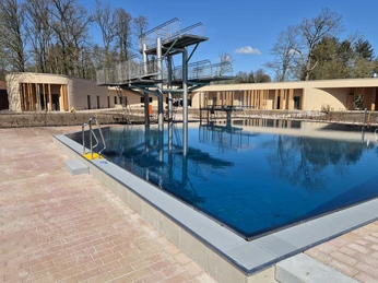 Freibad - Sprungturm und Hauptgebäude.jpg