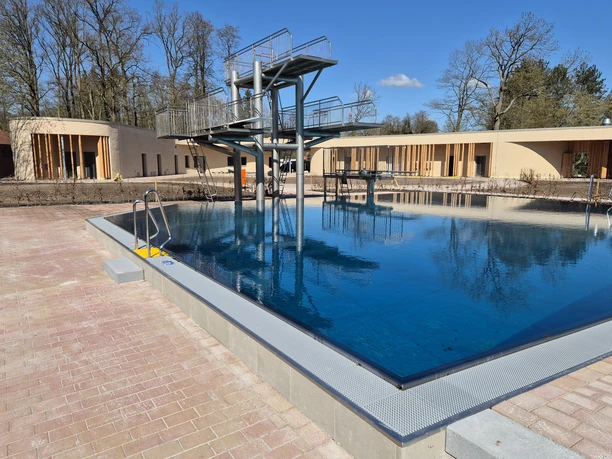 Freibad - Sprungturm und Hauptgebäude.jpg