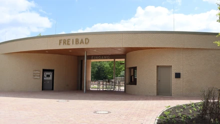Freibad-Front 1.jpg