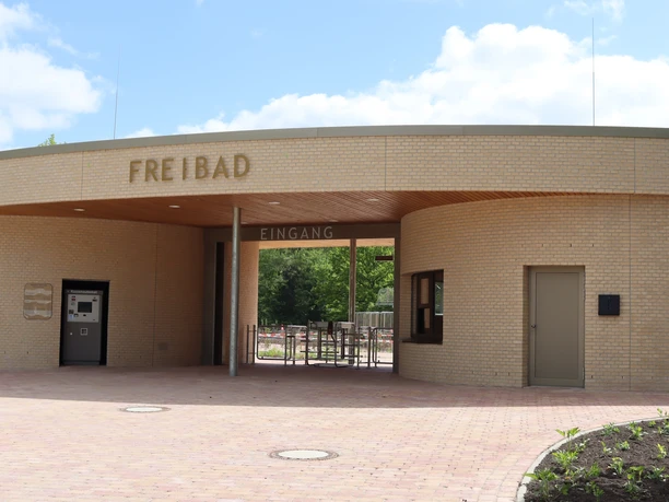 Freibad-Front 1.jpg