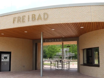 Freibad-Front 2.jpg
