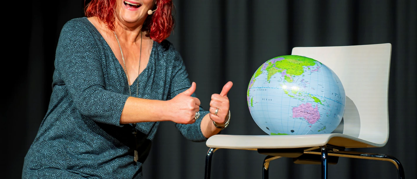 Anny_Hartmann_m_Globus cDirk Martins.jpeg