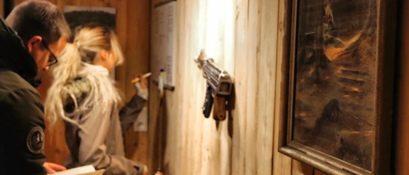 escaperoom-hof-alvermann-woltem.jpg Ein Mann und eine Frau im Escape Room, konzentriert auf Rätsel an der Wand.