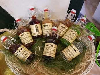 Sülfelder Korn Likörspezialitäten in kleinen Flaschen abgepackt.
