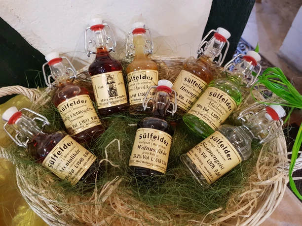 Sülfelder Korn Likörspezialitäten in kleinen Flaschen abgepackt.