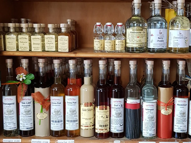 Sülfelder Korn Ein Regal mit verschiedenen alkoholischen Getränken wie zum Beispiel Gin oder Liköre