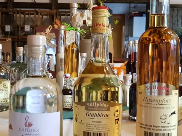 Sülfelder Korn Drei Flaschen Sülfelder, Birnenlikör "Glühbirne", "Berry Chan" Gin und ein Likör "Hasenpfote".
