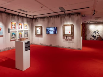 Ausstellung in der Leipziger Innenstadt - House of Banksy Leipzig Ein großer Ausstellungsraum im House of Banksy in Leipzig, in dem Objekte wie die "Clutch Bag" stehen oder das weltbekannte Girl with Balloon an der Wand hängt