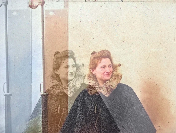 Photo collection of the German Dance Archive Cologne Portrait einer Tänzerin aus dem 19. Jahrhundert in durch AI verfremdeter Anmutung | Fotosammlung des Deutschen Tanzarchivs KölnPortrait of a 19th-century dancer in an AI-altered look | Photo collection of the German Dance Archive Cologne