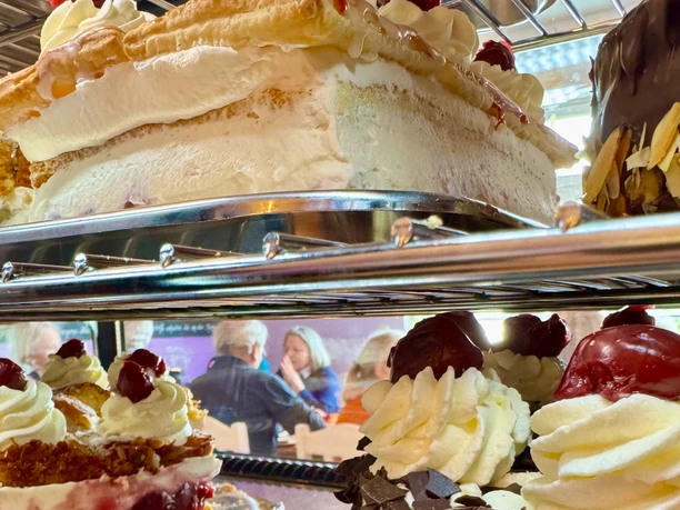 Kuchenangebot im Café Clärchen, Velbert Eine appetitliche Vielfalt an Kuchen und Torten in einem Café in Velbert mit Sahne und Kirschen.