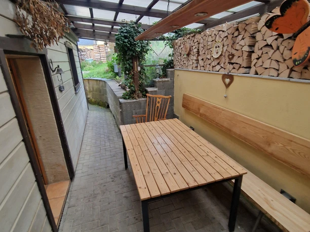 überdachte Terrasse mit Sitzmöglichkeiten