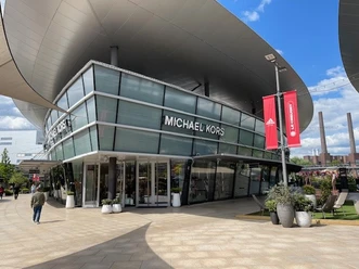 Michael Kors DOW Wabe.jpg Eingangsbereich des Outlets-Geschäfts von Michael Kors.