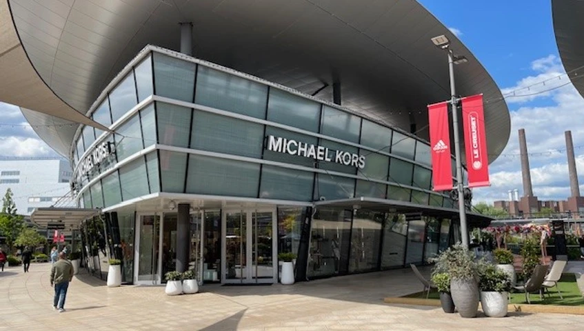 Michael Kors DOW Wabe.jpg Eingangsbereich des Outlets-Geschäfts von Michael Kors.