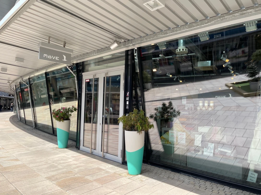 Möve 4.jpg Schaufenster und Eingang des Möve Outlet Stores