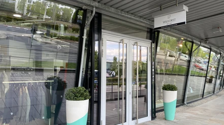 Wilvorst_Aussenansicht.jpg Außenansicht Bekleidungsgeschäft Wilvorst