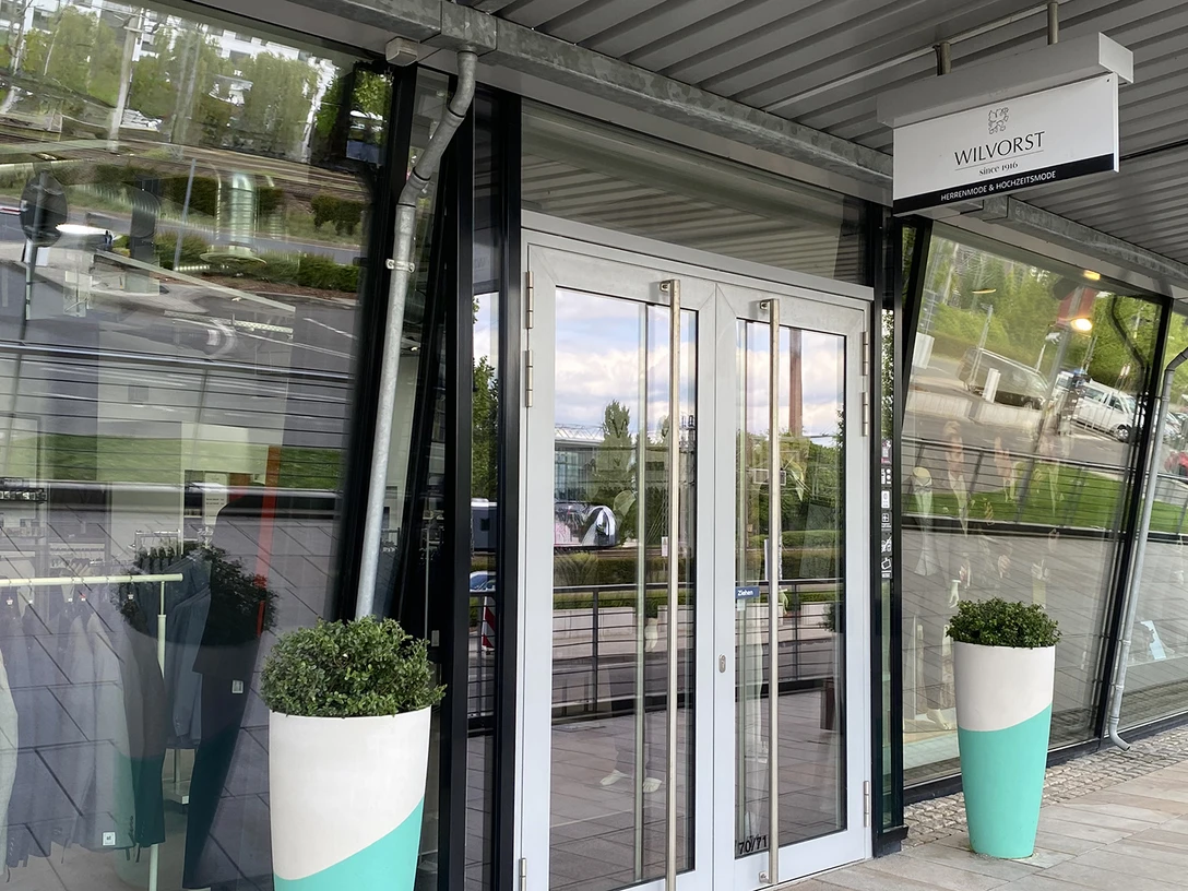 Wilvorst_Aussenansicht.jpg Außenansicht Bekleidungsgeschäft Wilvorst