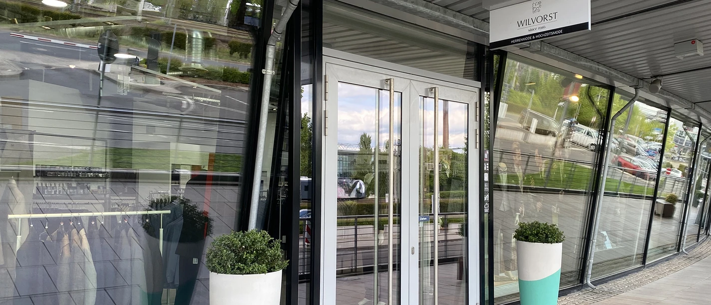 Wilvorst_Aussenansicht.jpg Außenansicht Bekleidungsgeschäft Wilvorst