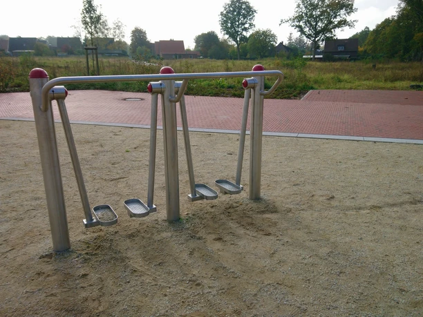 Hahn_Lehmden_Spielgeräte_Dorfplatz (1).jpg