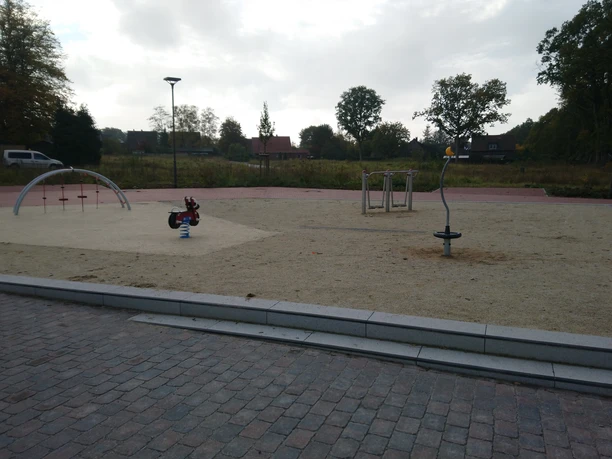Hahn_Lehmden_Spielgeräte_Dorfplatz (5).jpg