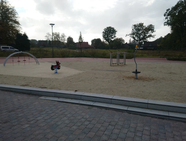 Hahn_Lehmden_Spielgeräte_Dorfplatz (5).jpg