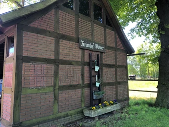 Das Bild zeigt ein rustikales Fachwerkhaus in Bruchhausen, umgeben von üppigem, grünem Grün.The picture shows a rustic half-timbered house in Bruchhausen, surrounded by lush greenery.Billedet viser et rustikt bindingsværkshus i Bruchhausen, omgivet af frodige grønne områder.De foto toont een rustiek vakwerkhuis in Bruchhausen, omgeven door weelderig groen.