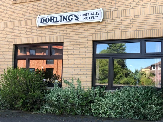 Döhlings Gasthaus Döhlings Gasthaus mit seinem gelben Backstein und großen Fenstern, umgeben von üppigem Grün.Döhling's inn with its yellow brick and large windows, surrounded by lush greenery.Döhlings kro med sine gule mursten og store vinduer, omgivet af frodige grønne områder.De herberg van Döhling met zijn gele bakstenen en grote ramen, omgeven door weelderig groen.