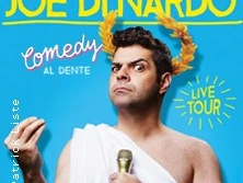 Joe Dinardo in einer humorvollen Pose vor blauem Hintergrund, gekrönt mit goldenen Lorbeeren.