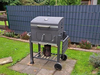 Holzkohlegrill steht zur Verfügung