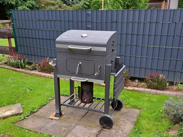 Holzkohlegrill steht zur Verfügung