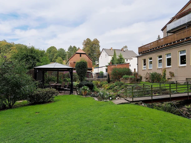 überdachte Sitzecke im Garten