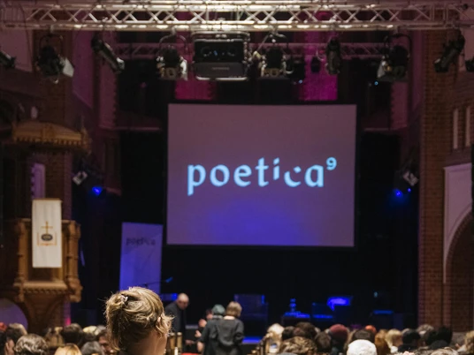 Poetica Blick in einen gefüllten Hörsaal im Rahmen des Poetica Festivals.View of a packed lecture hall at the Poetica Festival.