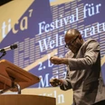 Fiston Mwanza Mujila bei der Poetica Emotionaler Vortrag eines Gedichts auf der Bühne im Rahmen der Poetica.Emotional performance of a poem on stage as part of Poetica.