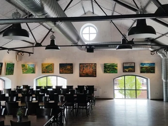 Eisenhütte Augustfehn-Gallerie-Augustfehn-Apen-Foto Reinhard Penning.jpg Innenansicht der Galerie in der Eisenhütte Augustfehn, mit modernen Gemälden an den weißen Wänden und industriell anmutender Decke.