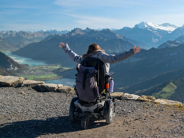 accessible-tour-of-switzerland-niesen-aussicht-freude.jpg