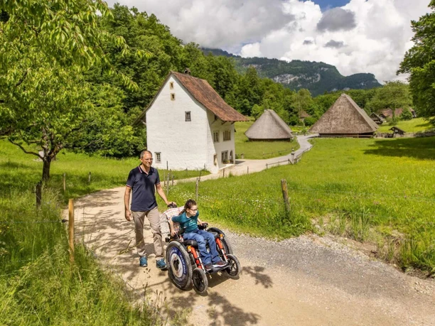 ballenberg-freilichtmuseum-unterwegs-rollstuhl-barrierefrei.jpg