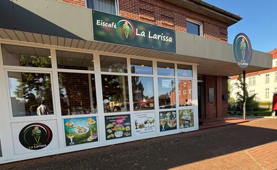 Eiscafé La Larissa Außenansicht des Eiscafés La Larissa mit großen Schaufenstern und vielfältigem Speiseangebot.